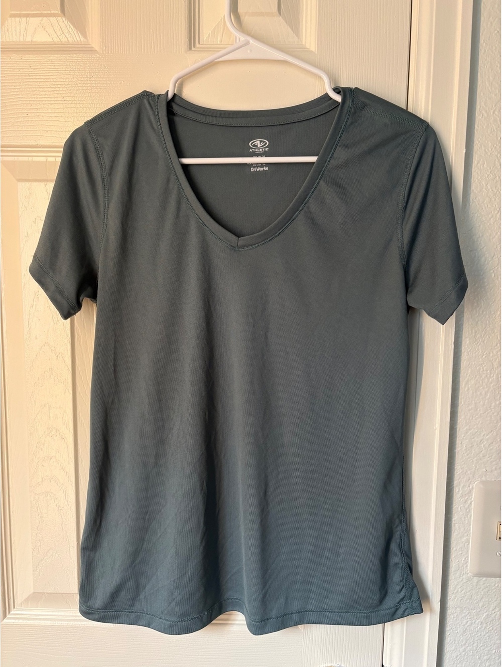 Athletic Works Women's Short Sleeve V-Neck T-Shirt XS